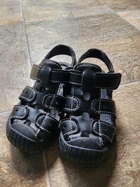 Hobibear Toddler Size 9 Black Closed-Toe Sandals